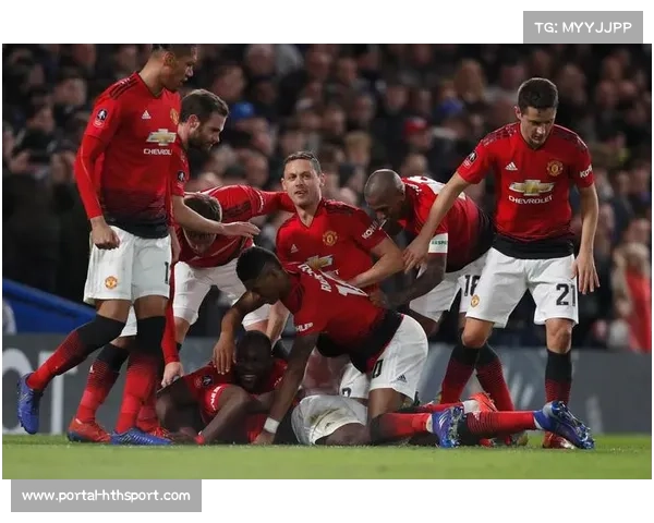 曼联vs富勒姆赛场，小球迷冲入场内与球员击掌